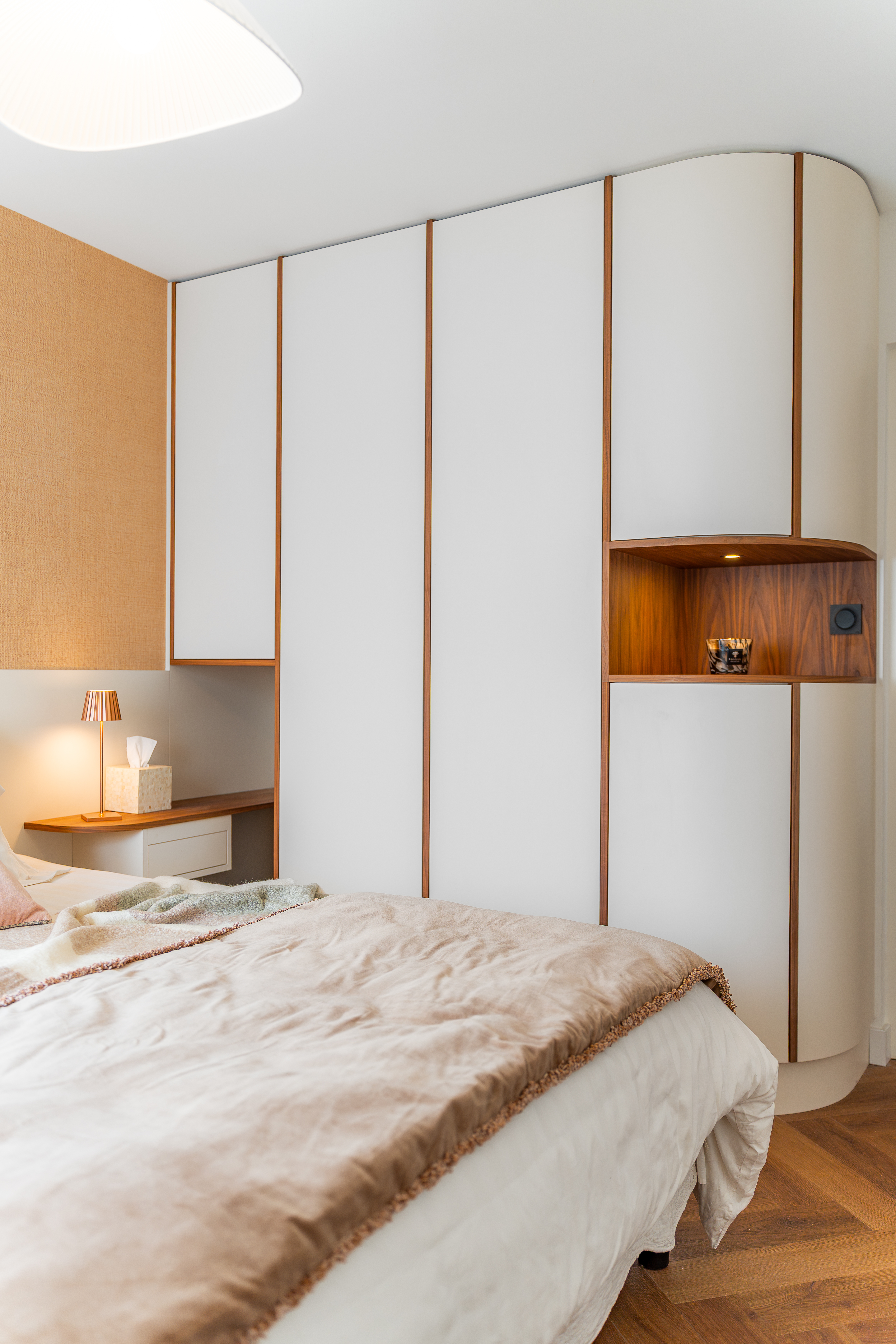 Chambre Quintessence – tête de lit cintrée, térasses bois