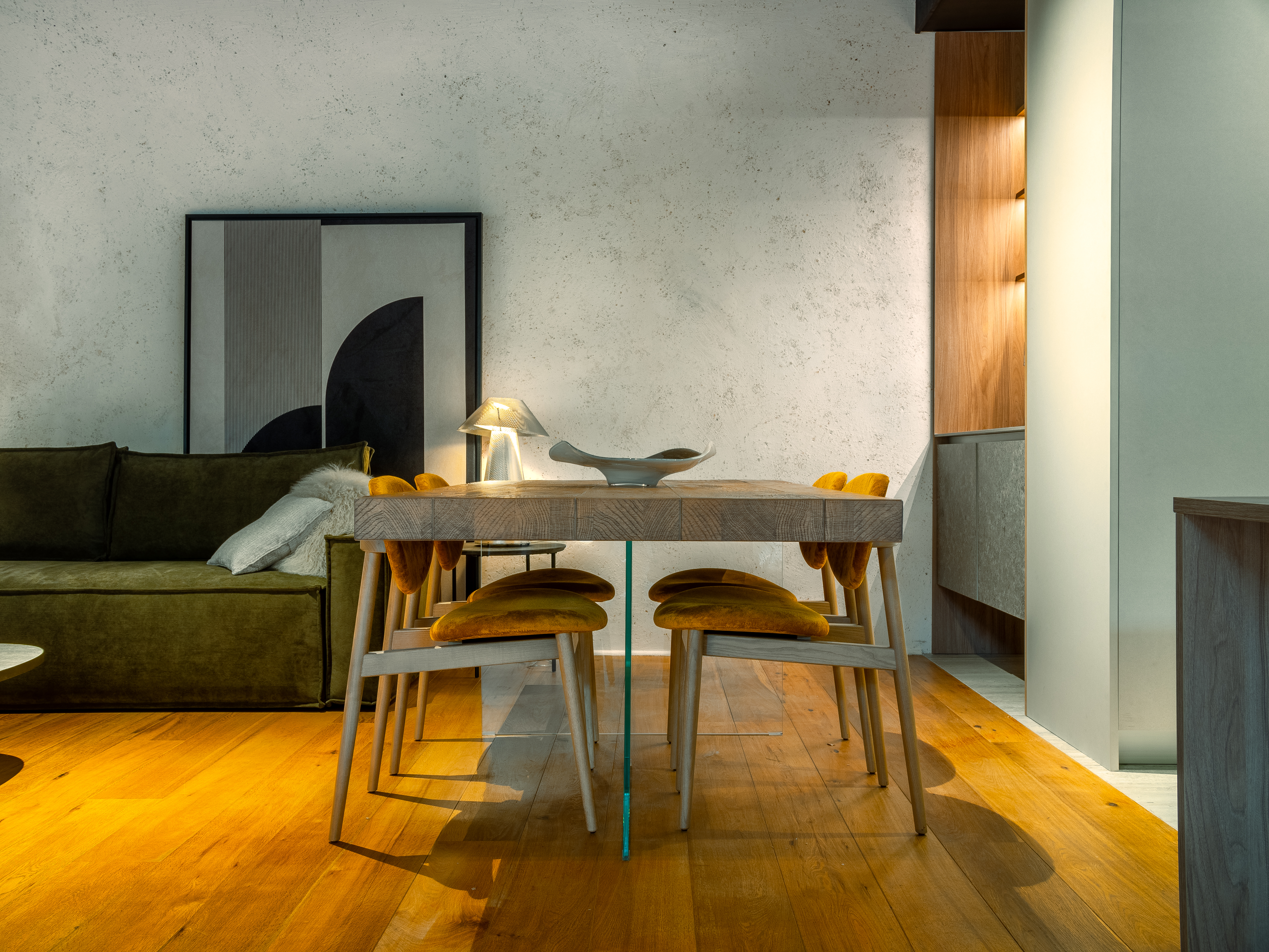 Détail matériaux – table en bois clair, ombres maîtrisées