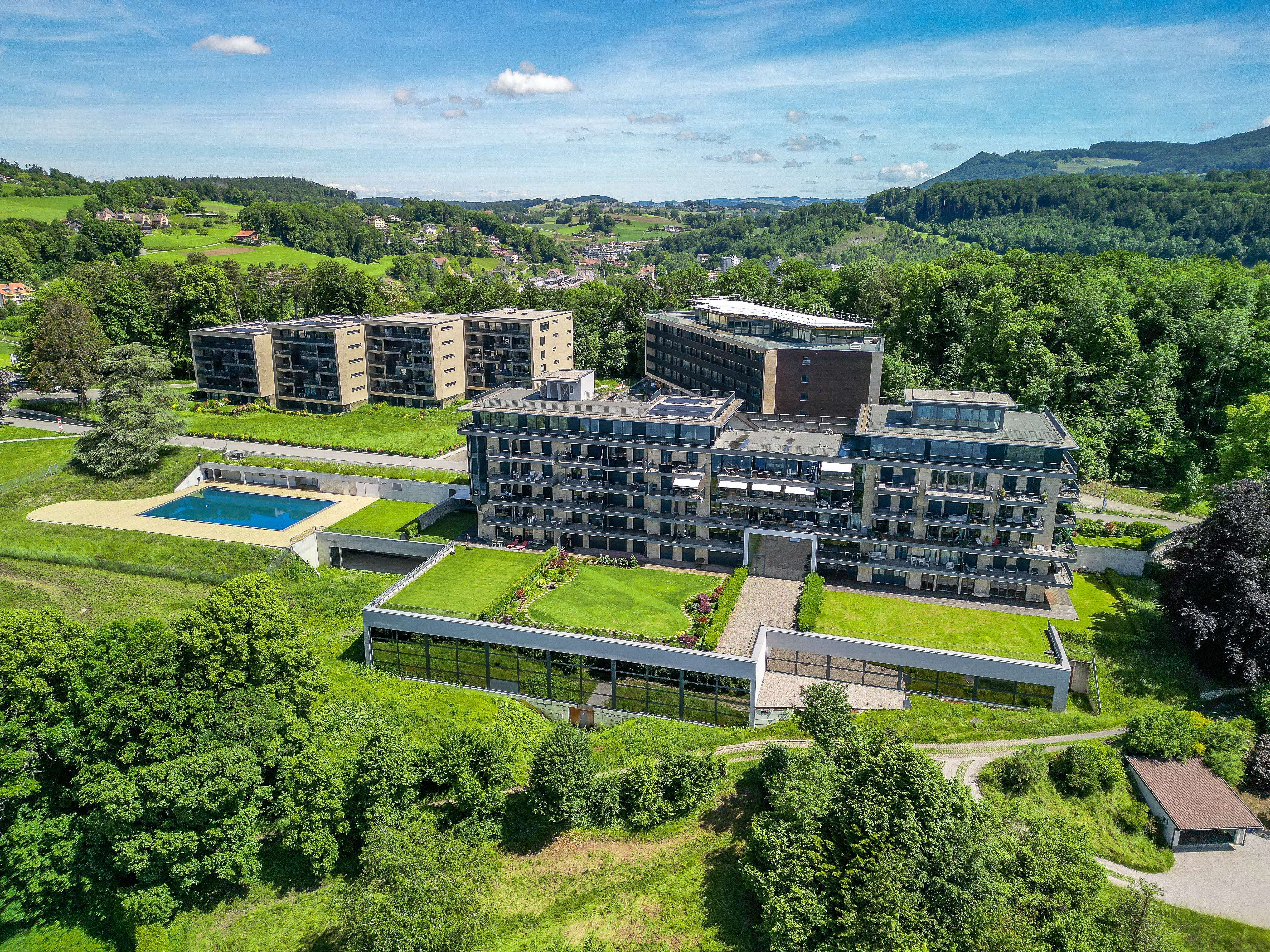 Résidence contemporaine en surplomb – prise de vue par drone